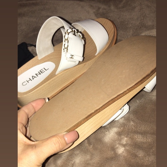 🌺Sold✨Chanel  Gold Woven Sandal Mules - Picture 6 of 8